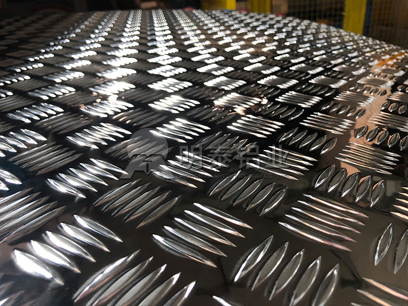 明泰鋁業(yè)花紋鋁板分類有哪些？五條筋花紋板價(jià)格多少？