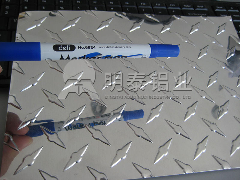 3003-H22花紋鋁板_工具箱用指針型花紋鋁板多少錢一噸？